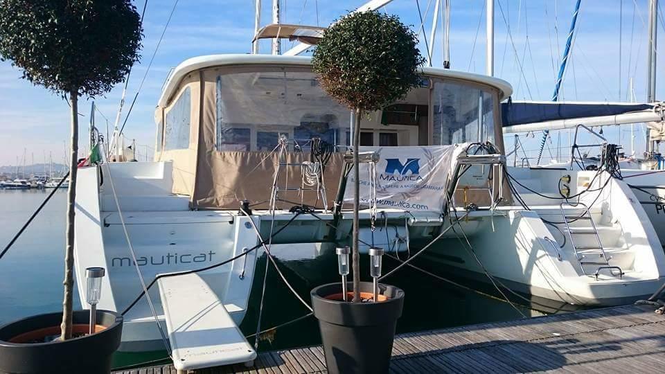 Catamarano Mauticat Hotel en barco